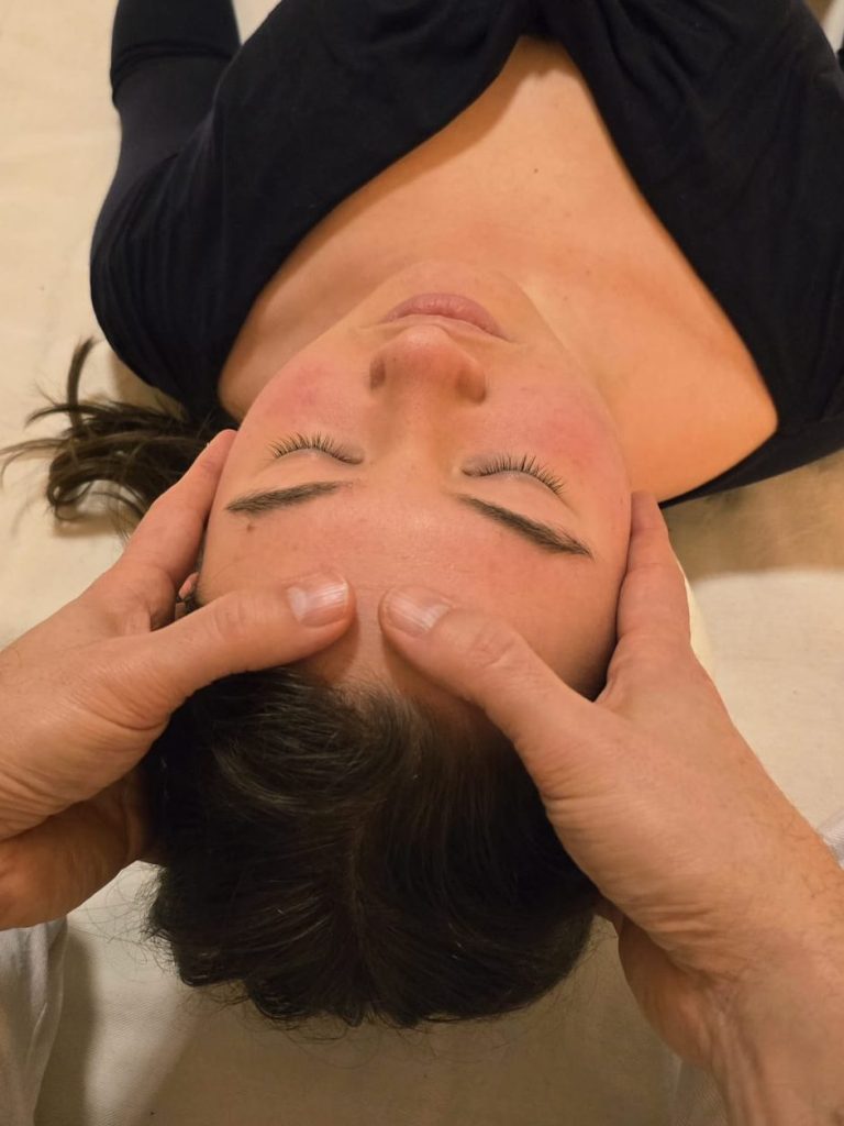 Shiatsu Praxis Berlin – Kopfbehandlung Sanftes, achtsames Halten des Kopfes im Rahmen einer Shiatsu-Behandlung – ein Moment der Ruhe in der Shiatsu Quelle Kosciolowicz, Berlin