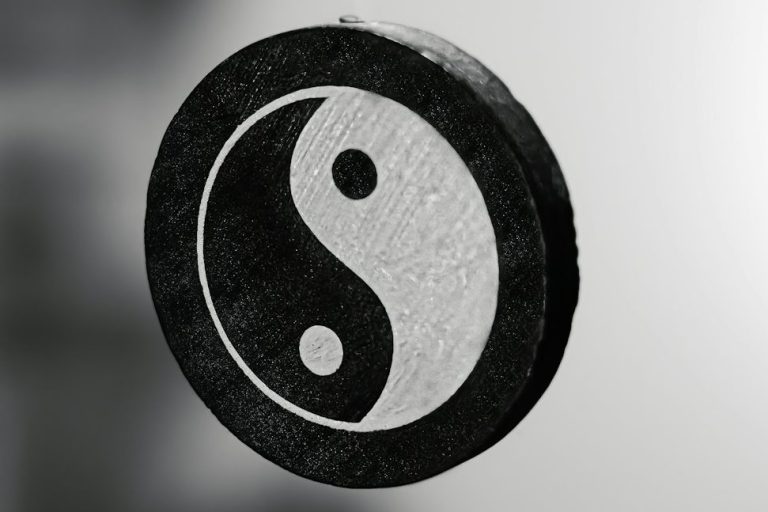 Ying-Yang-Symbol als Zeichen für Harmonie und Energiefluss in der Shiatsu Quelle Kosciolowicz, Berlin