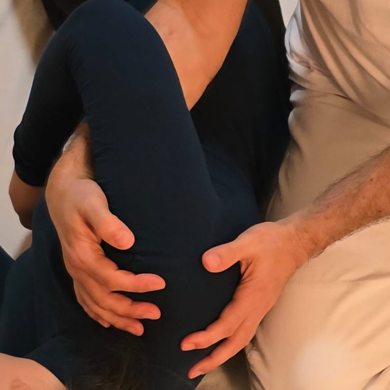 Achtsames Halten der Schulter im Rahmen einer Shiatsu-Behandlung in der Shiatsu Quelle Kosciolowicz, Berlin