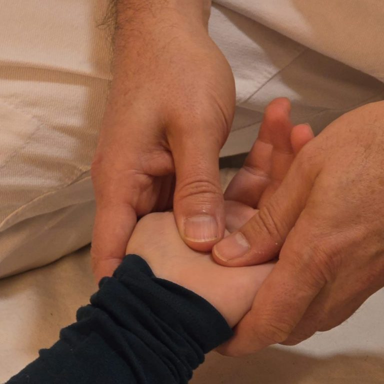 Shiatsu-Handbehandlung in der Shiatsu Quelle Kosciolowicz, Berlin – sanfte Berührung für ganzheitliches Wohlbefinden.